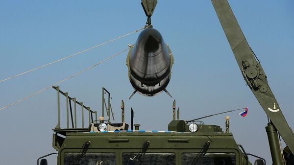 Загрузка ракеты на пусковую установку ракетного комплекса - 俄羅斯衛星通訊社