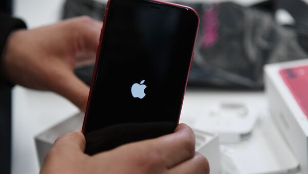 Новый смартфон компании Apple в руках покупателя в магазине re:Store - 俄罗斯卫星通讯社